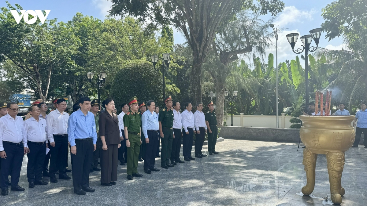 1-ctqh-tran-thanh-man-vieng-nghia-trang-liet-sy-3.jpg