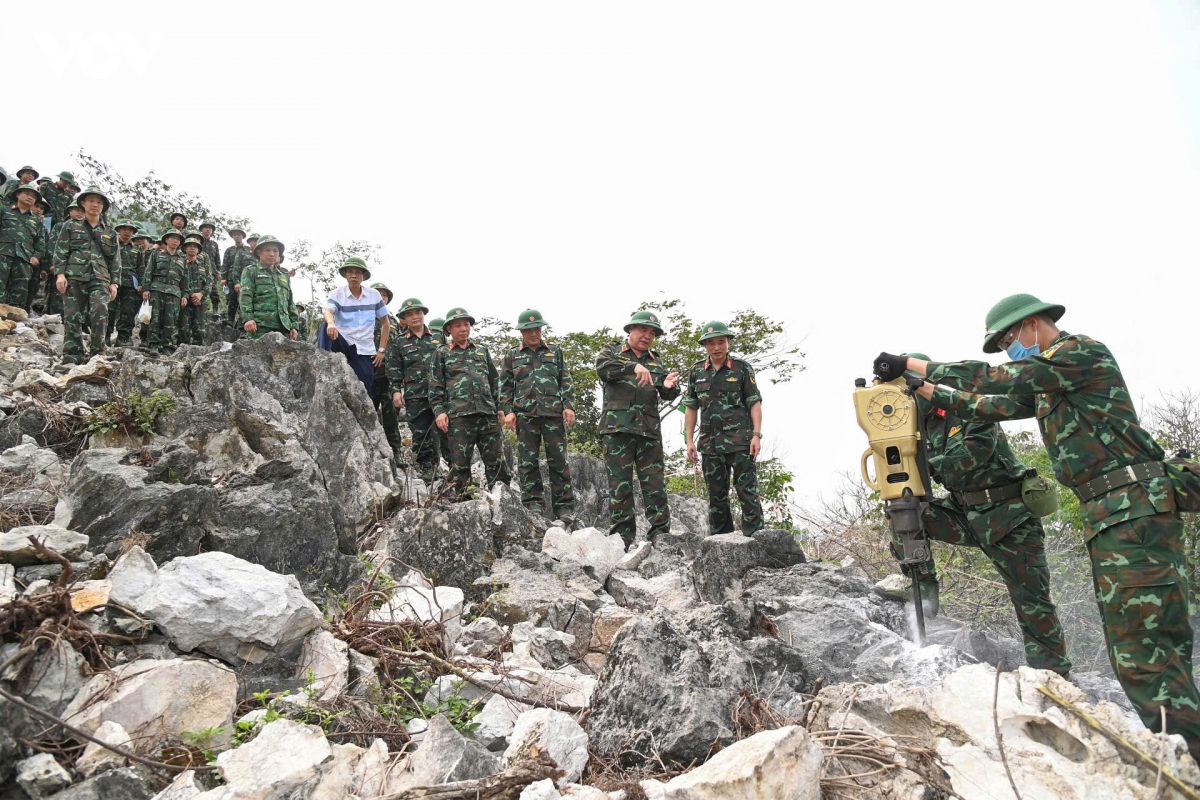 1.hanh-trinh-tim-dong-doi-noi-diem-cao-bien-gioi.jpg