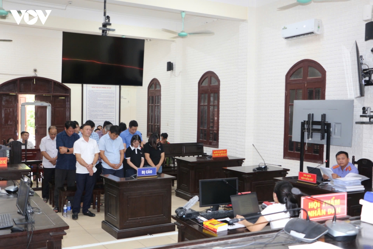 12-bi-cao-la-can-bo-lanh-dao-huyen-huong-hoa-cu-bi-dua-ra-xet-xu-vi-cap-dat-sai-quy-dinh_1.jpg