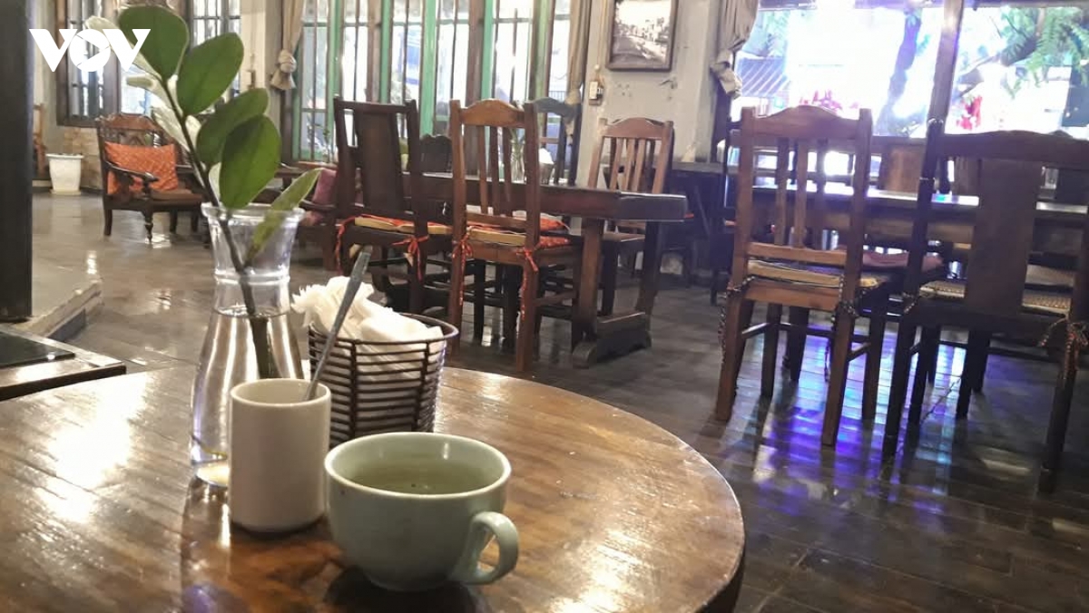 Cafe sớm nhiều nơi vắng thưa...
