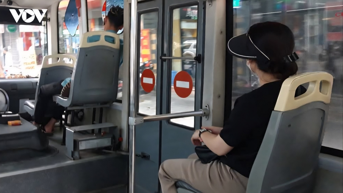 Bus sớm cả phụ xe và khách đều gật gù