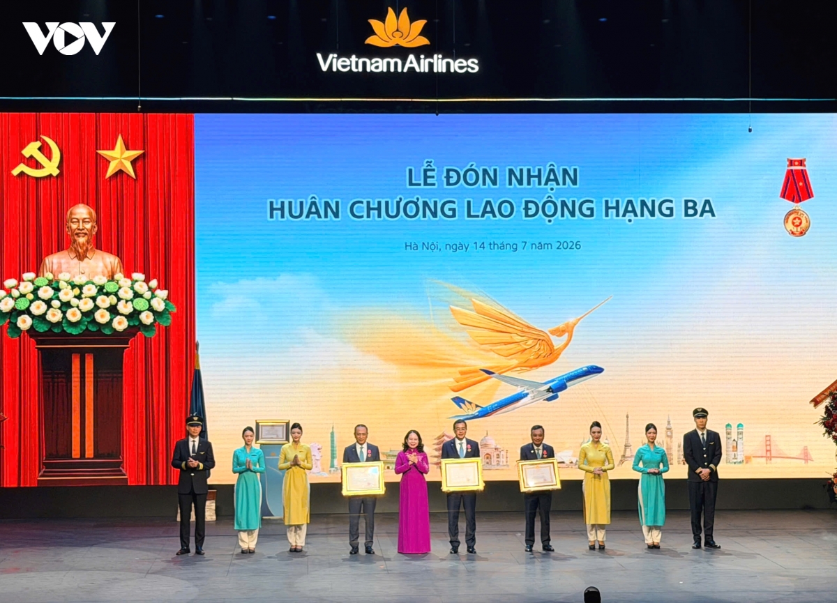 14-07_pho-chu-tich-nuoc-vo-thi-anh-xuan-trao-huan-chuong-cho-cac-ca-nhan-cua-vietnam-airlines.jpg