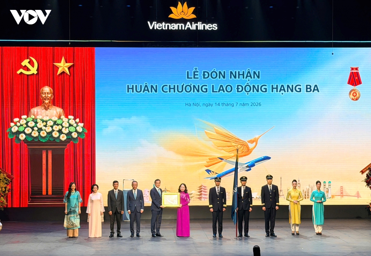 14-07_pho-chu-tich-nuoc-vo-thi-anh-xuan-trao-huan-chuong-lao-dong-hang-ba-cho-vietnam-airlines.jpg
