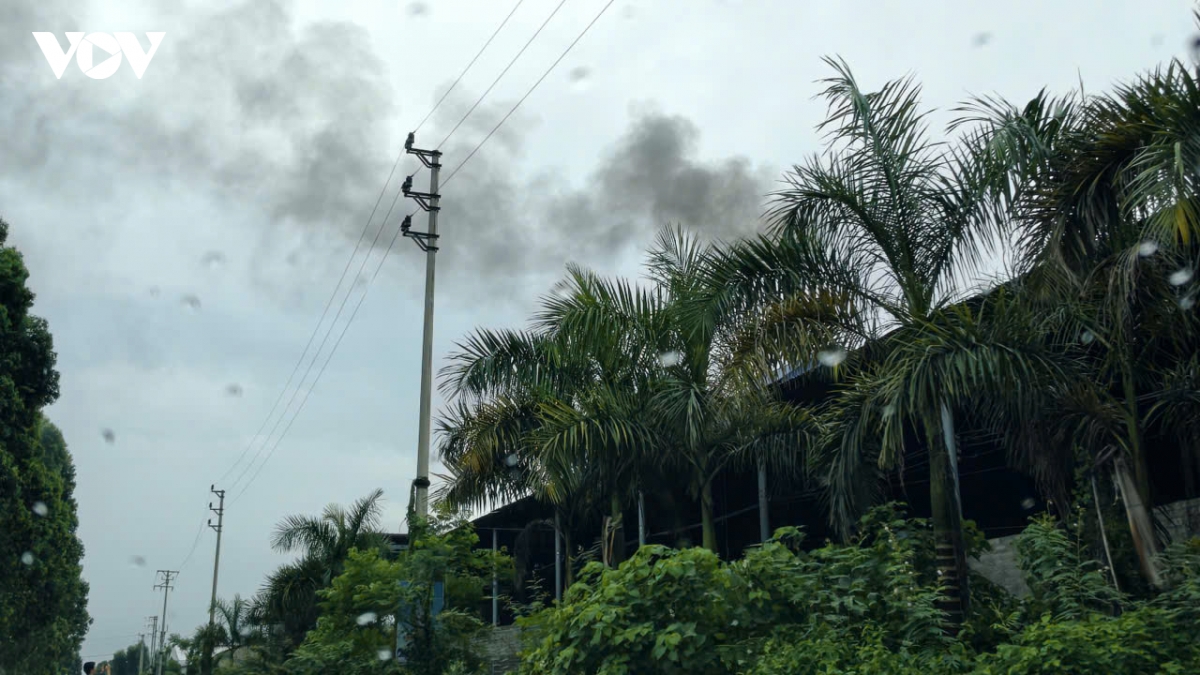 Khói đen bốc lên từ khu vực nhà xưởng tại Cụm công nghiệp Đại Lâm trong thời gian phóng viên ghi nhận thực tế.