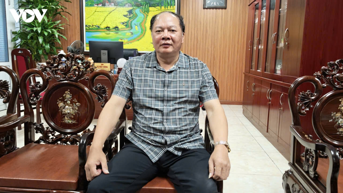 Ông Tạ Việt Hùng, Giám đốc Sở Giáo dục và Đào tạo Bắc Ninh trao đổi về phương án sắp xếp, tổ chức lại mạng lưới cơ sở giáo dục công lập trên địa bàn tỉnh.
