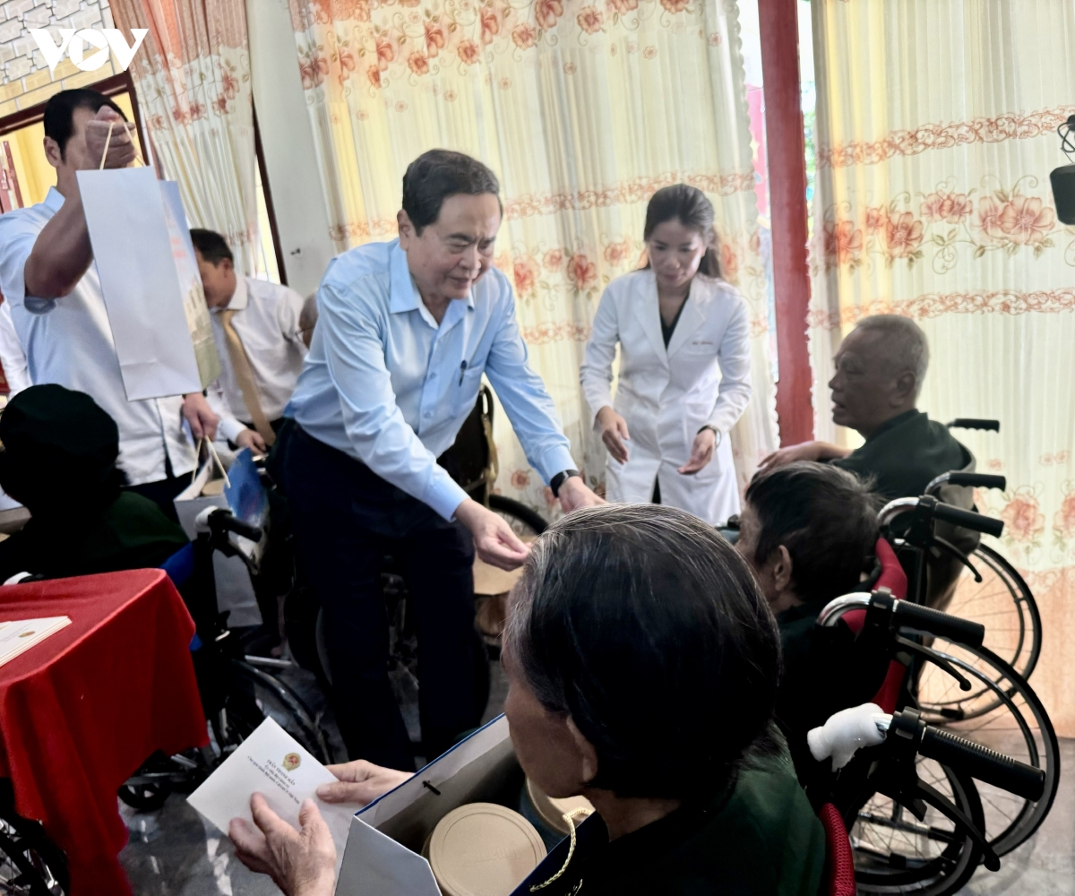 19-7-ctqh-tham-thuong-benh-binh-2.jpg