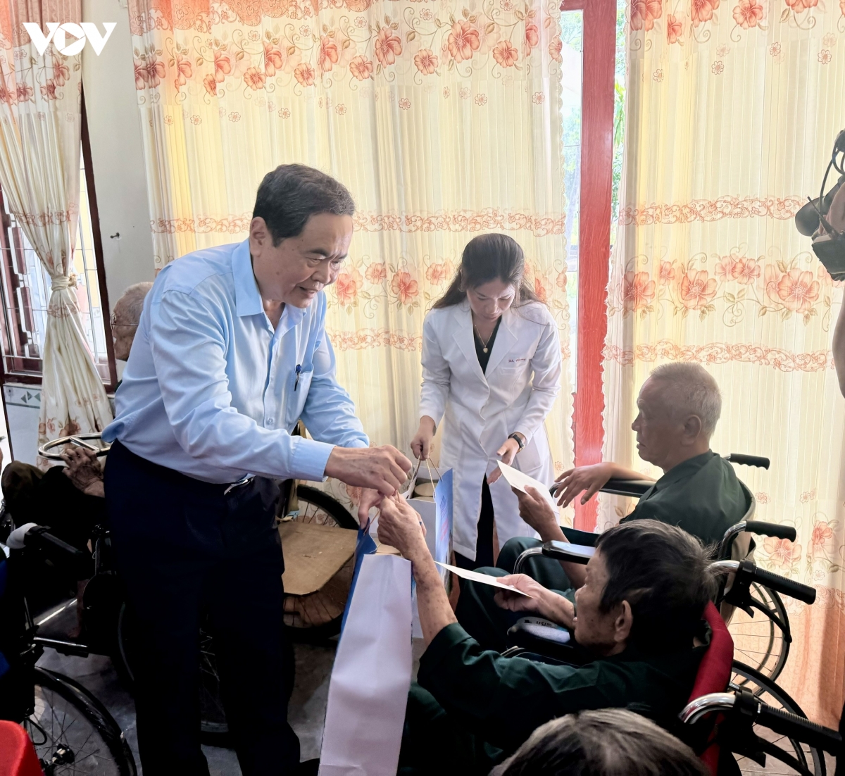 19-7-ctqh-tham-thuong-benh-binh-3.jpg