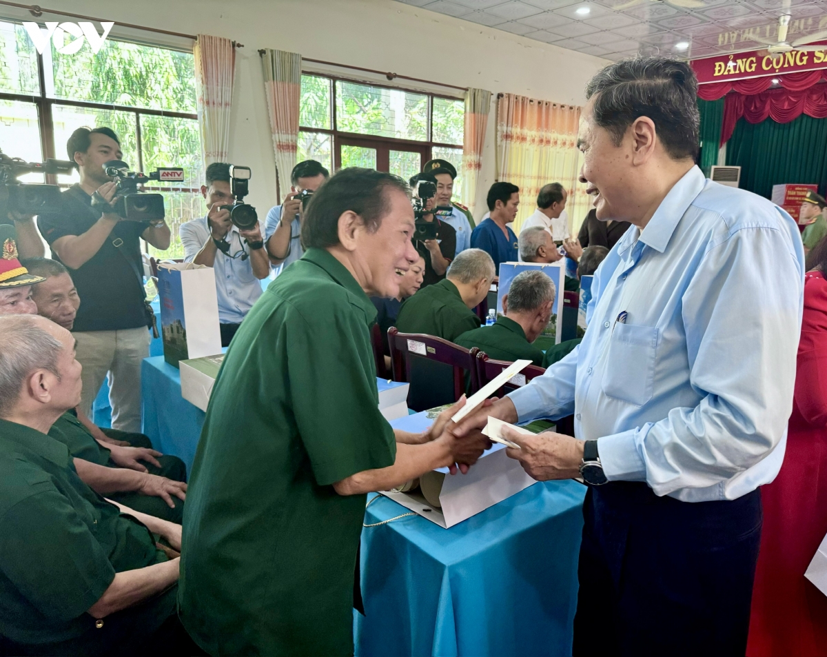 19-7-ctqh-tham-thuong-benh-binh-4.jpg
