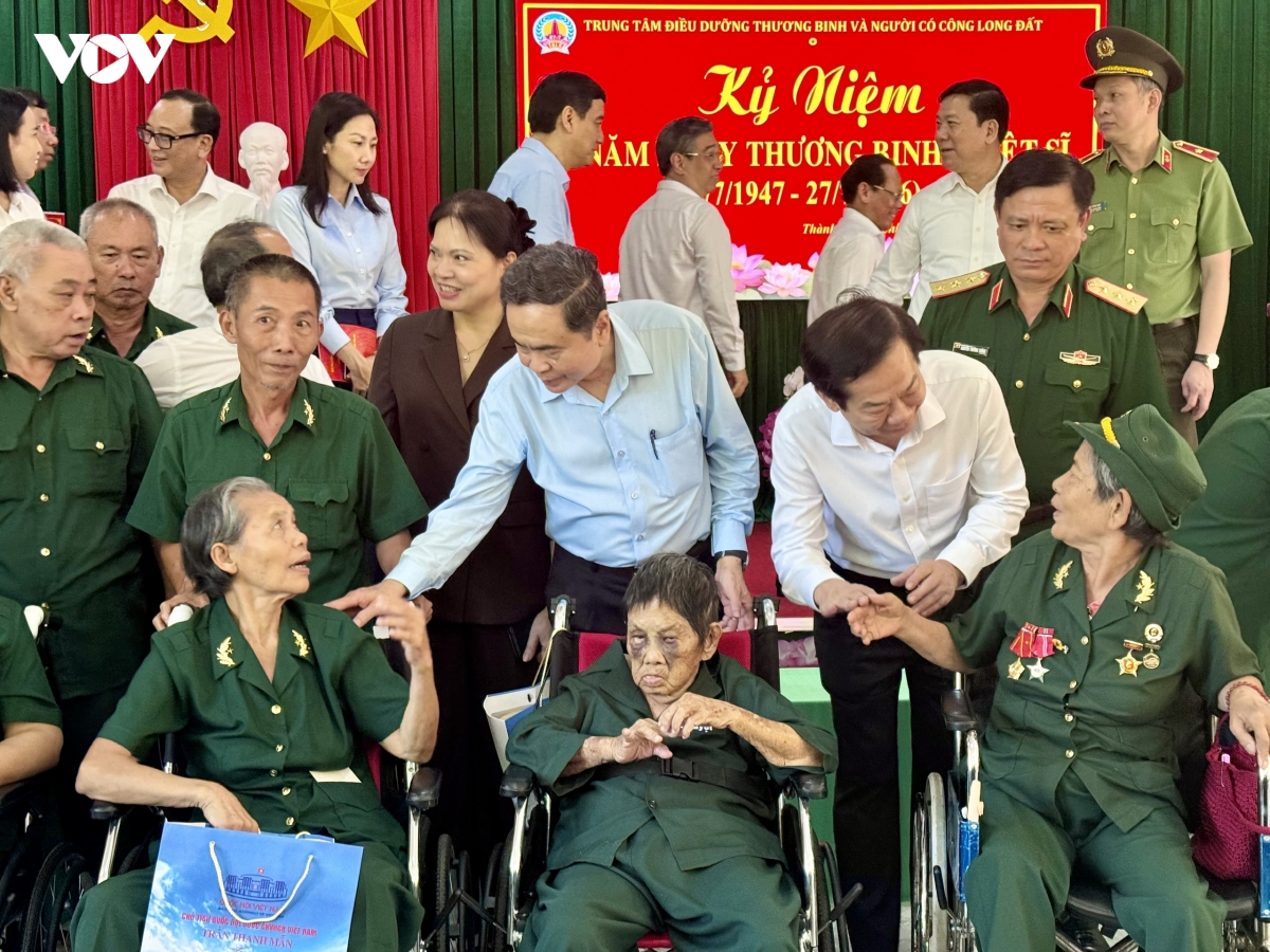 19-7-ctqh-tham-thuong-benh-binh-5.jpg