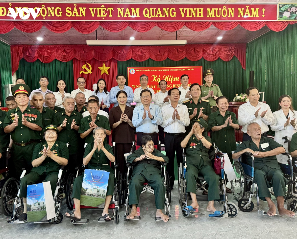 19-7-ctqh-tham-thuong-benh-binh-6.jpg