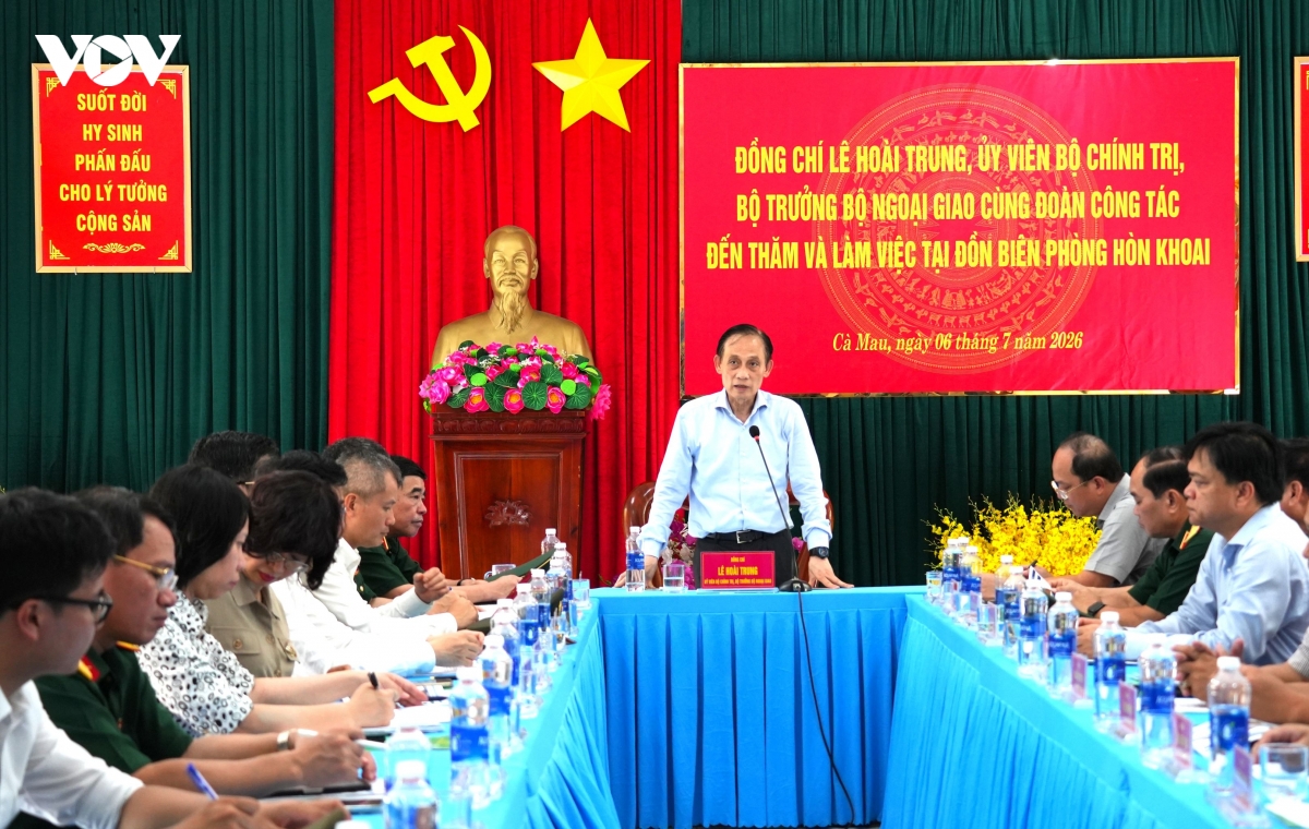 1_ong_le_hoai_trung_phat_bieu_trong_buoi_lam_viec_voi_cac_luc_luong_tren_dao_hon_khoai.jpg