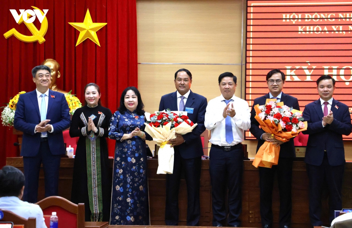 Lãnh đạo tỉnh Đắk Lắk tặng hoa chúc mừng ông Y Nhuân Byă ( đứng ở giữa ) và ông Hồ Quang Đệ (đứng thứ 2 từ phải qua).