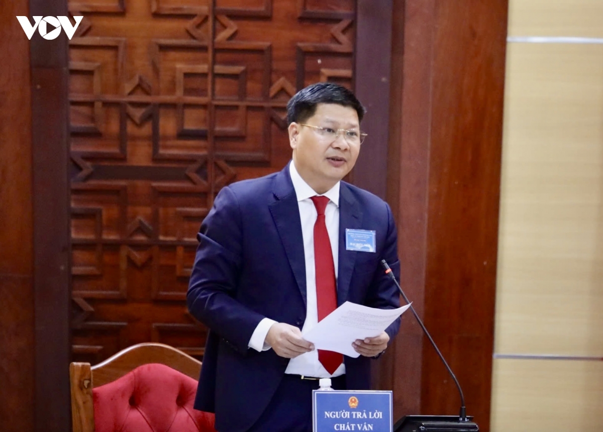 Ông Cao Đình Huy, Giám đốc Sở Tài chính tỉnh Đắk Lắk trả lời chất vấn về các giải pháp hỗ trợ doanh nghiệp thời gian tới. 