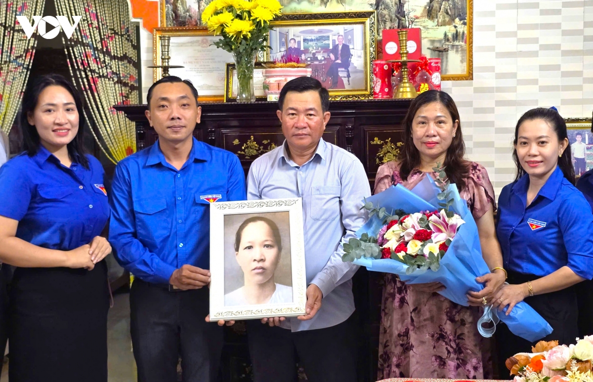 2-gia-dinh-ong-thong-bay-to-xuc-dong-khi-duoc-nhan-anh-me-vao-dip-nay.jpg