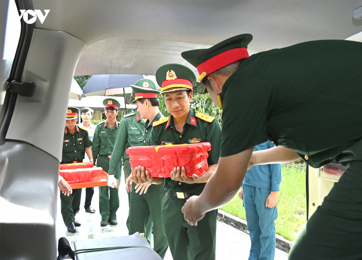 2-tinh-ca-mau-da-dua-237-mau-hai-cot-liet-si-di-giam-dinh-adn.jpg