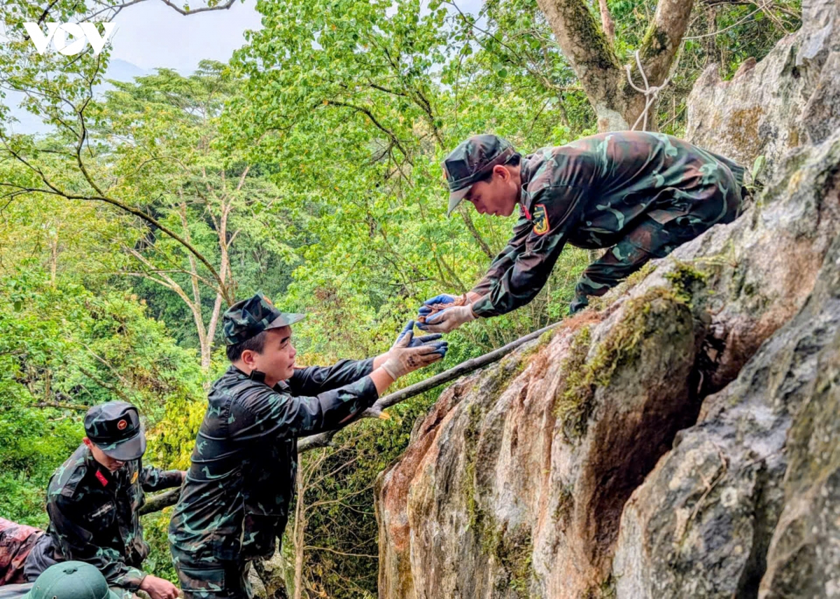 2.hanh-trinh-tim-dong-doi-noi-diem-cao-bien-gioi.jpg