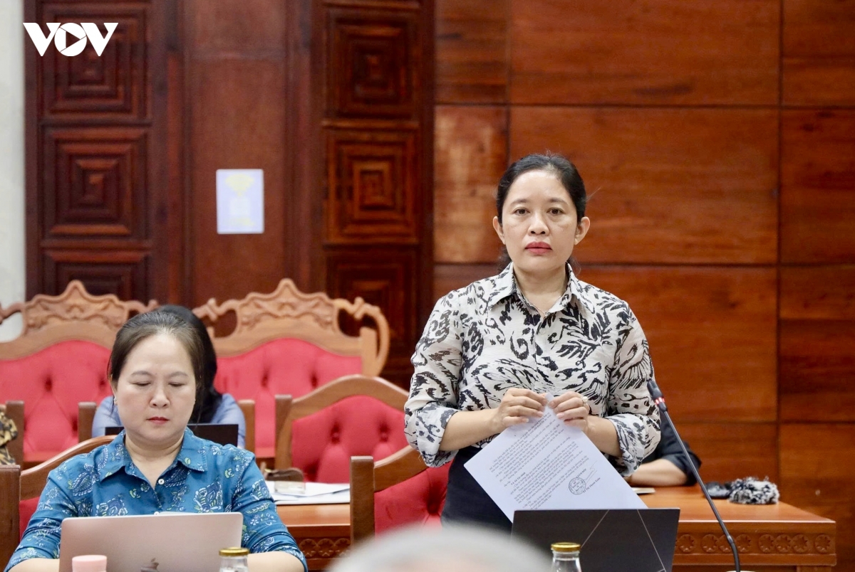 Lãnh đạo Sở Giáo dục và Đào tạo tỉnh Đắk Lắk trình bày các phương án sắp xếp các cơ sở giáo dục tại địa phương.