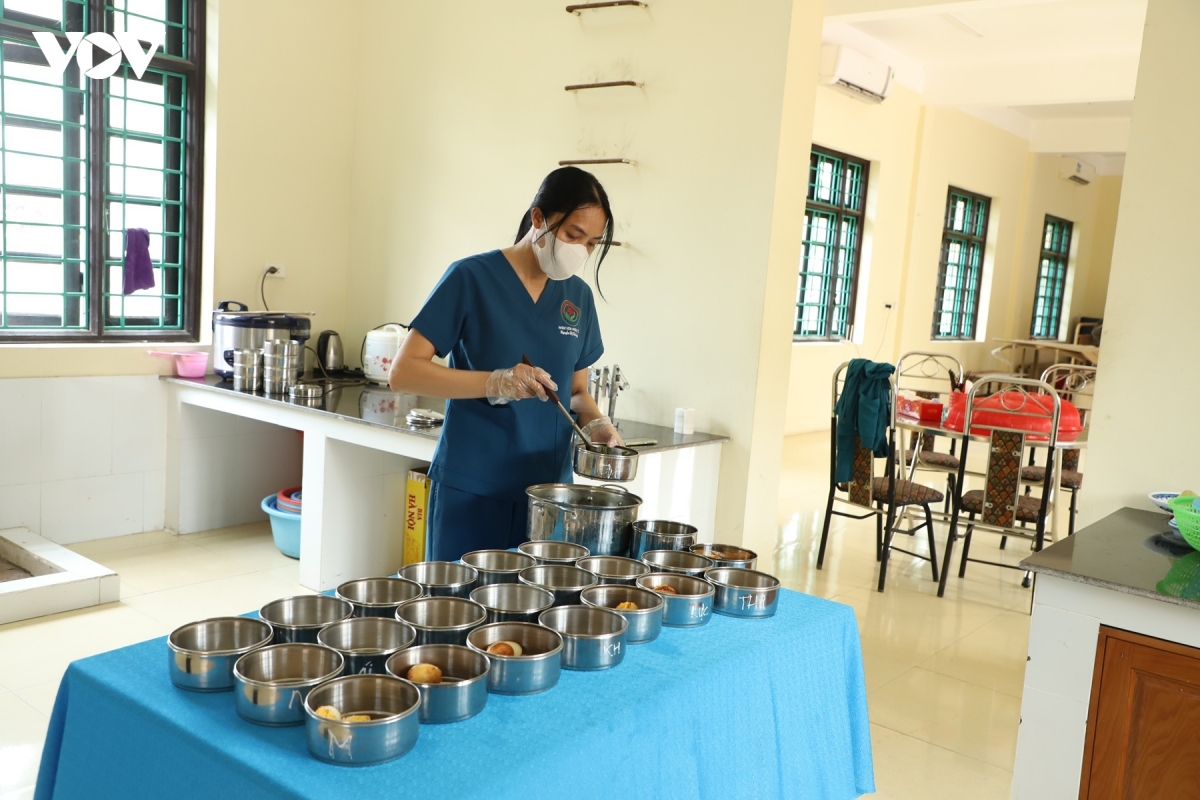 28-nhan-vien-1-bac-sy-5-dieu-duong.jpg