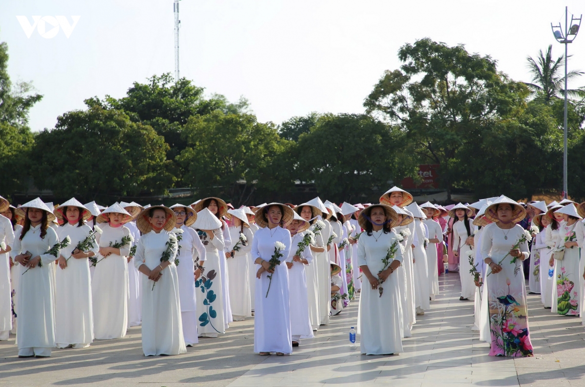 2phu-nu-tham-gia-chuong-trinh.jpg
