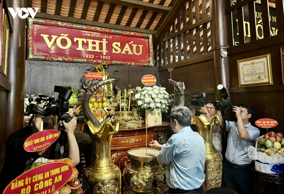 3-ctqh-tran-thanh-man-vieng-nghia-trang-liet-sy-4.jpg