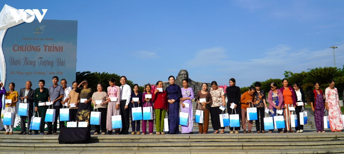 3-trao-qua-gia-dinh-chinh-sach.jpg