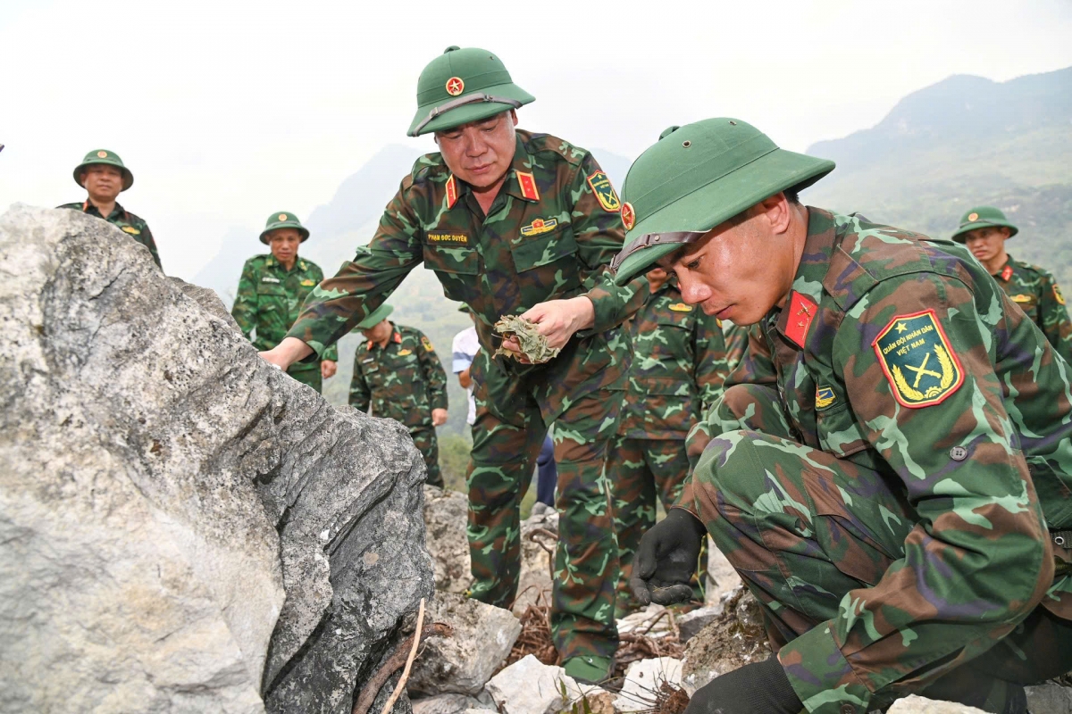 3.hanh-trinh-tim-dong-doi-noi-diem-cao-bien-gioi.jpg