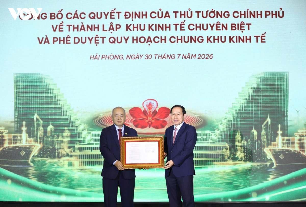 30-7-ptt-le-tien-chau-trao-qd-cho-tp-hai-phong.jpg
