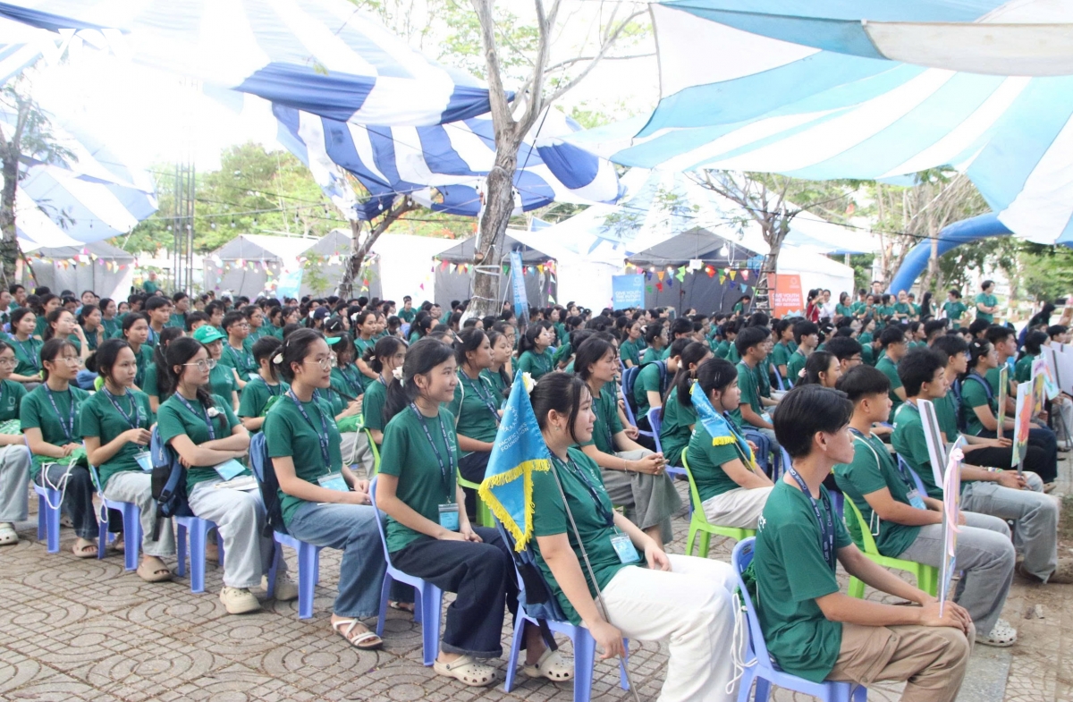 300-hoc-sinh-hoan-canh-kho-khan.jpg