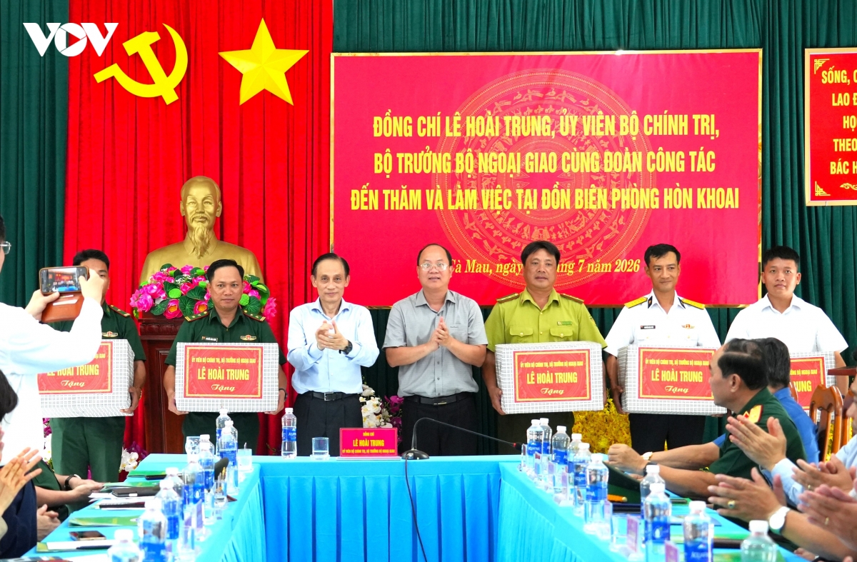 3_bo_truong_le_hoai_trung_cung_ong_nguyen_ho_hai_bi_thu_tinh_uy_ca_mau_tang_qua_cac_luc_luong_tren_dao_hon_khoai.jpg