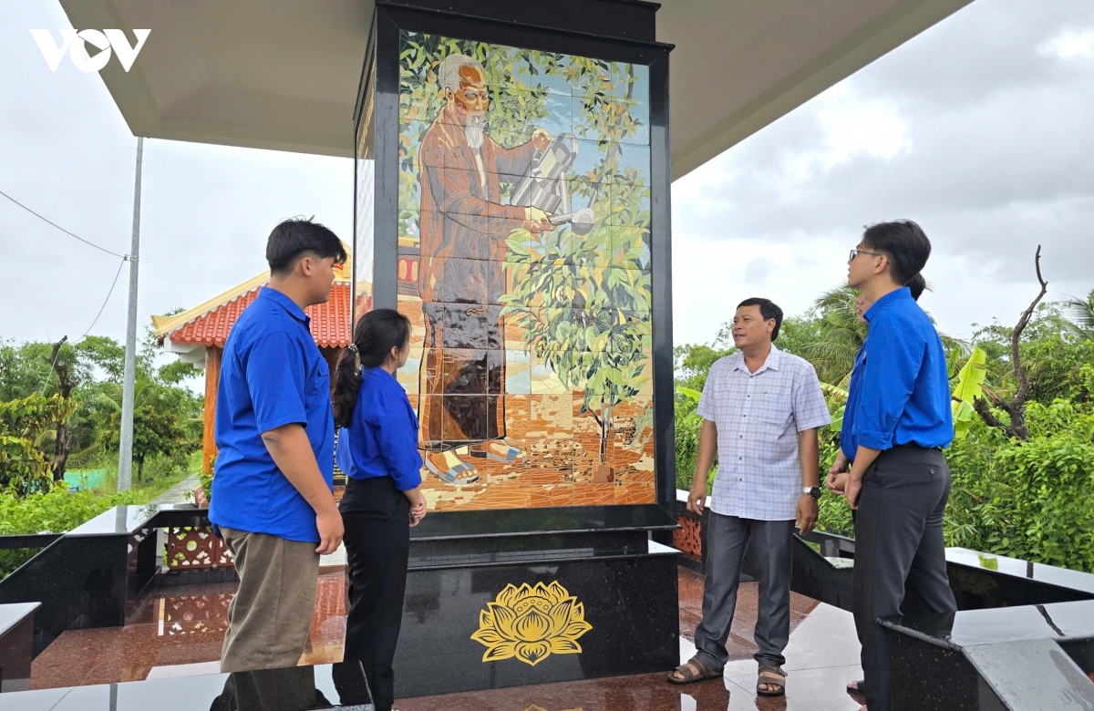 3_dang_bo_chinh_quyen_dia_phuong_thuong_to_chuc_ve_nguon_va_tuyen_truyen_ve_y_nghia_di_tich_bac_ho_voi_cay_vu_sua.jpg