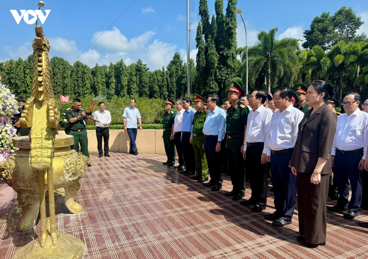 4-ctqh-tran-thanh-man-vieng-nghia-trang-liet-sy-5.jpg