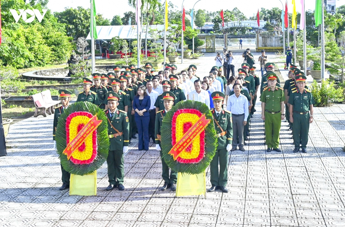 4-tinh-ca-mau-dang-tiep-tuc-ra-quan-thuc-hien-lay-mau-tai-cac-nghia-trang-khac.jpg