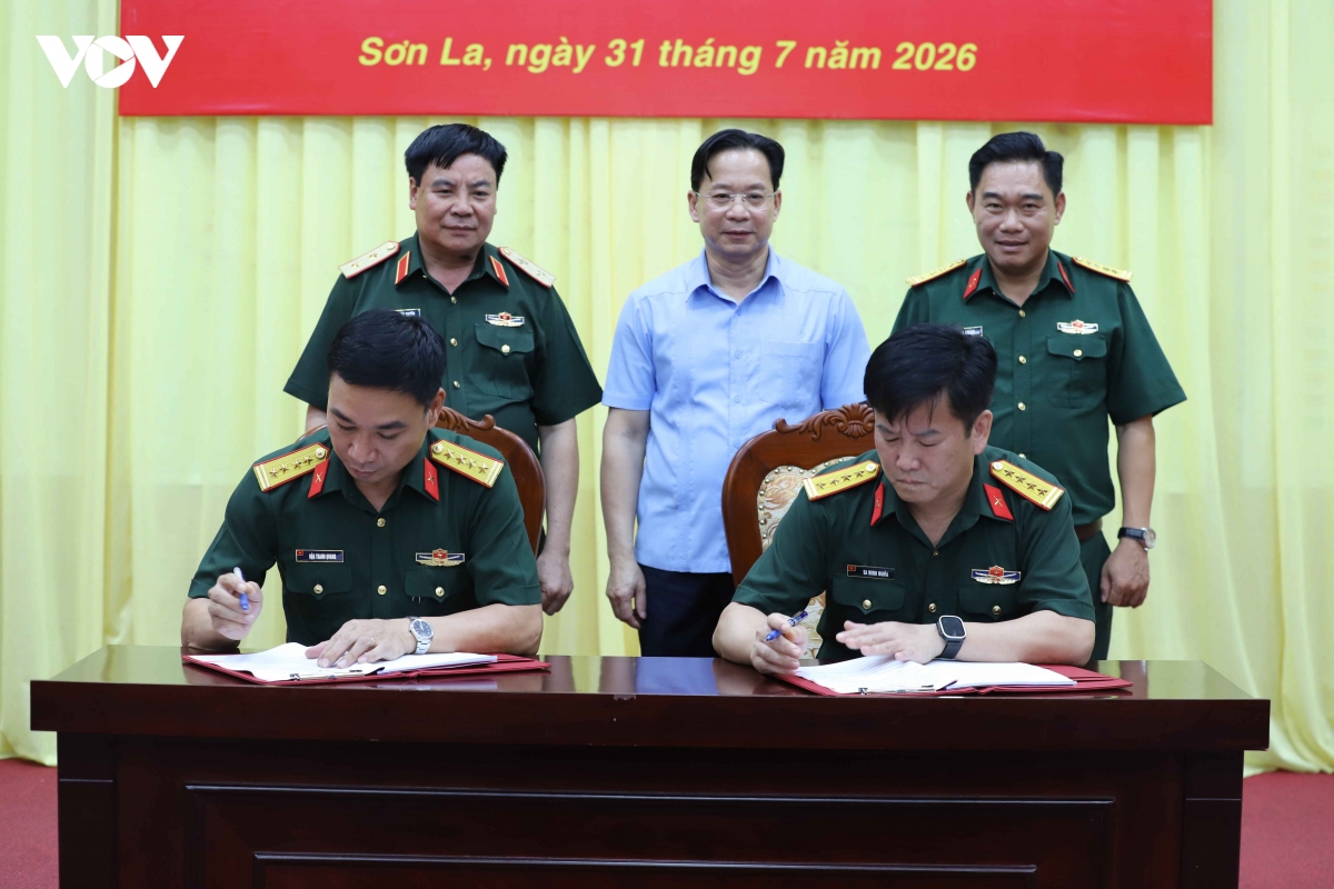 4.-dai-ta-sa-minh-nghia-va-dai-ta-dau-thanh-quang-ky-ket-ban-giao-nhiem-vu.jpg