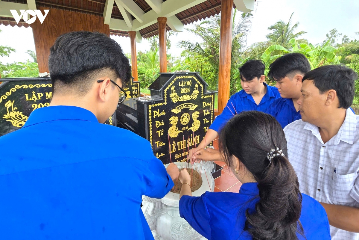4_trong_di_tich_co_phan_mo_cua_ma_le_thi_sanh_va_mot_so_thanh_vien_gia_dinh_thuong_duoc_nhang_khoi_de_the_hien_long_biet_on.jpg