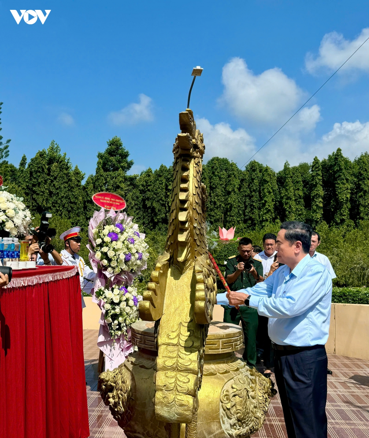 5-ctqh-tran-thanh-man-vieng-nghia-trang-liet-sy-9.jpg