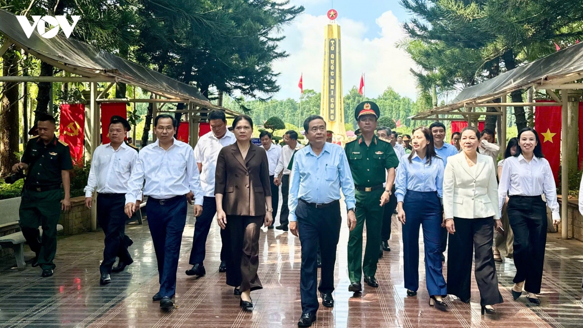 6-ctqh-tran-thanh-man-vieng-nghia-trang-liet-sy-7.jpg