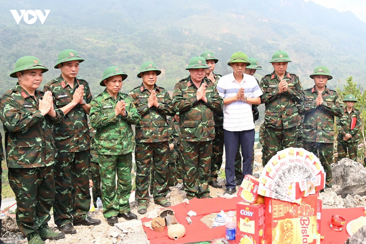 6.hanh-trinh-tim-dong-doi-noi-diem-cao-bien-gioi.jpg