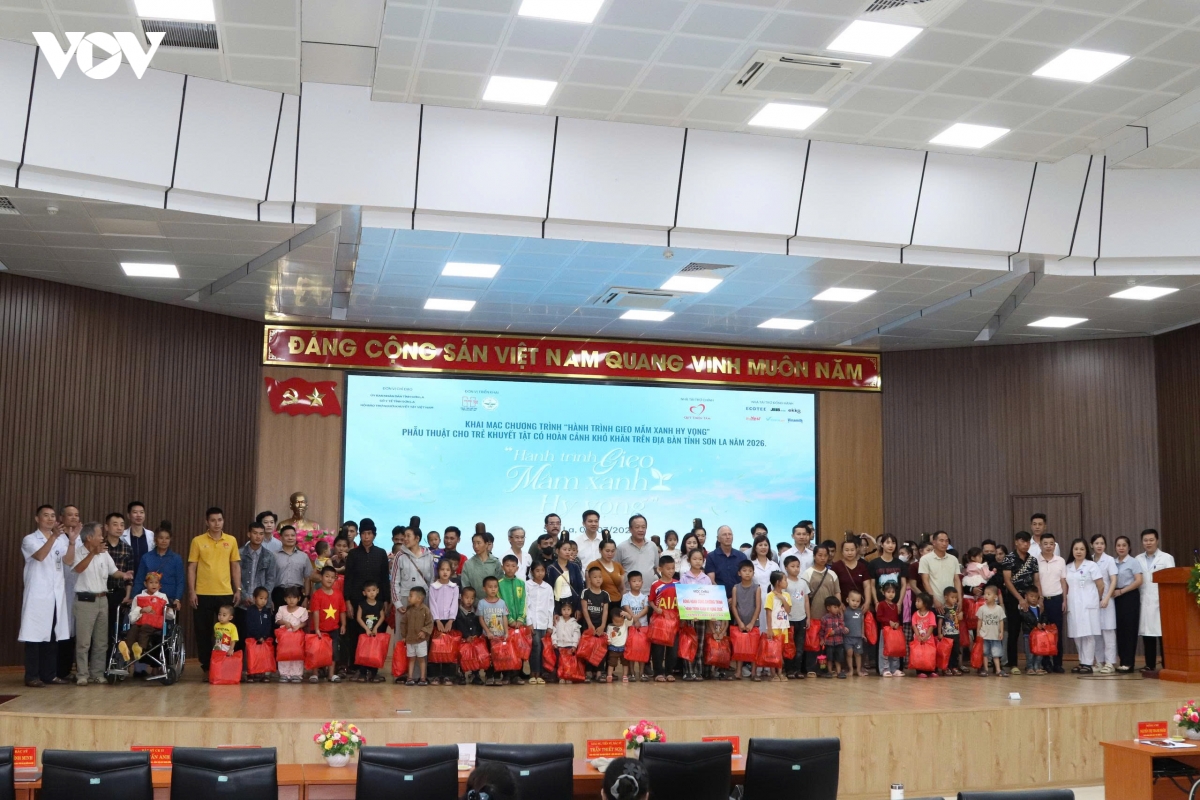 7-7_cac_don_vi_tai_tro_dong_hanh_tang_qua_cho_tre_khuyet_tat_co_hoan_canh_kho_khan.jpg