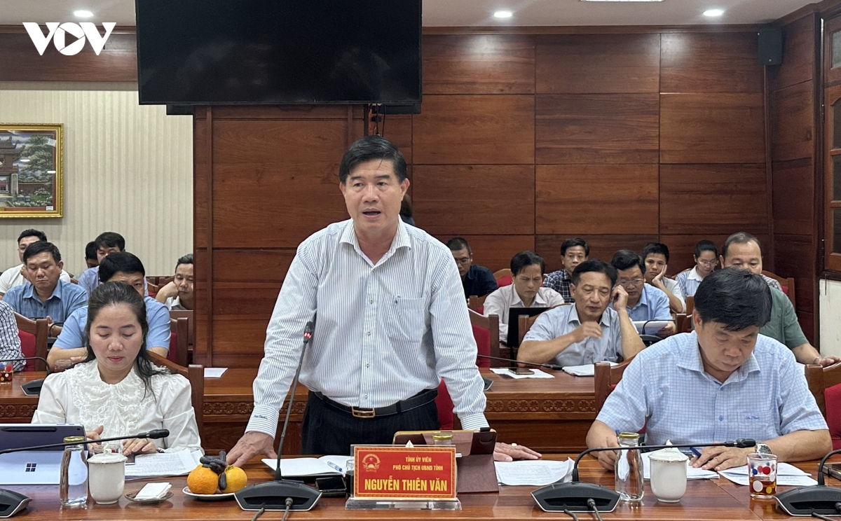 Lãnh đạo tỉnh Đắk Lắk báo cáo về tình hình sản xuất sầu riêng của địa phương.
