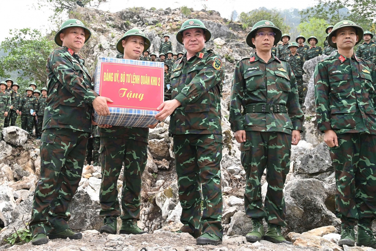 7.hanh-trinh-tim-dong-doi-noi-diem-cao-bien-gioi.jpg