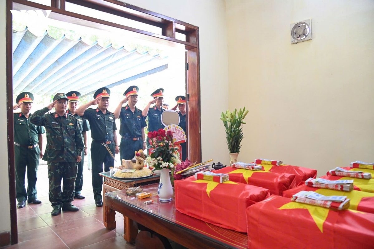 8.hanh-trinh-tim-dong-doi-noi-diem-cao-bien-gioi.jpg