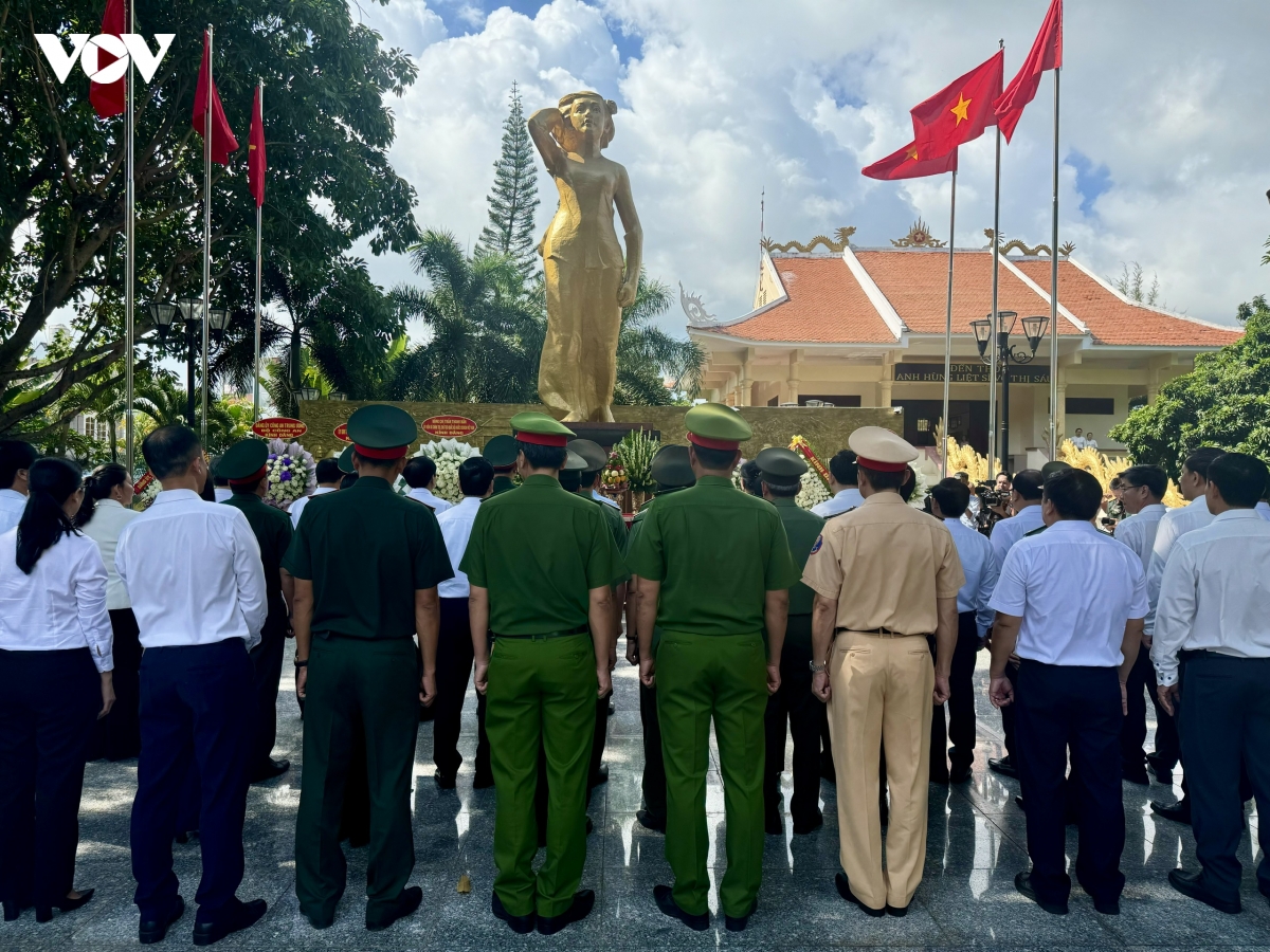 9-ctqh-tran-thanh-man-vieng-nghia-trang-liet-sy-2.jpg