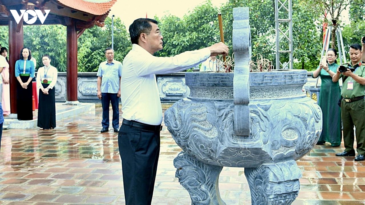 _thu-tuong-dang-huong-tai-nha-tuong-niem-chu-tich-ho-chi-minh-thuoc-di-tich-lich-su-doi-e2-thanh-pho-dien-bien-phu.jpeg