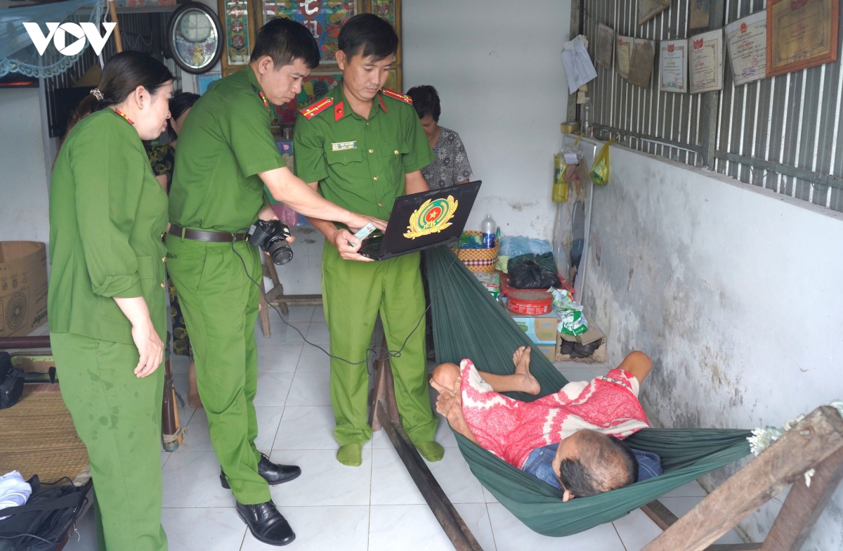 anh-cong-an-ca-mau-cap-can-cuoc-tai-nha.jpg