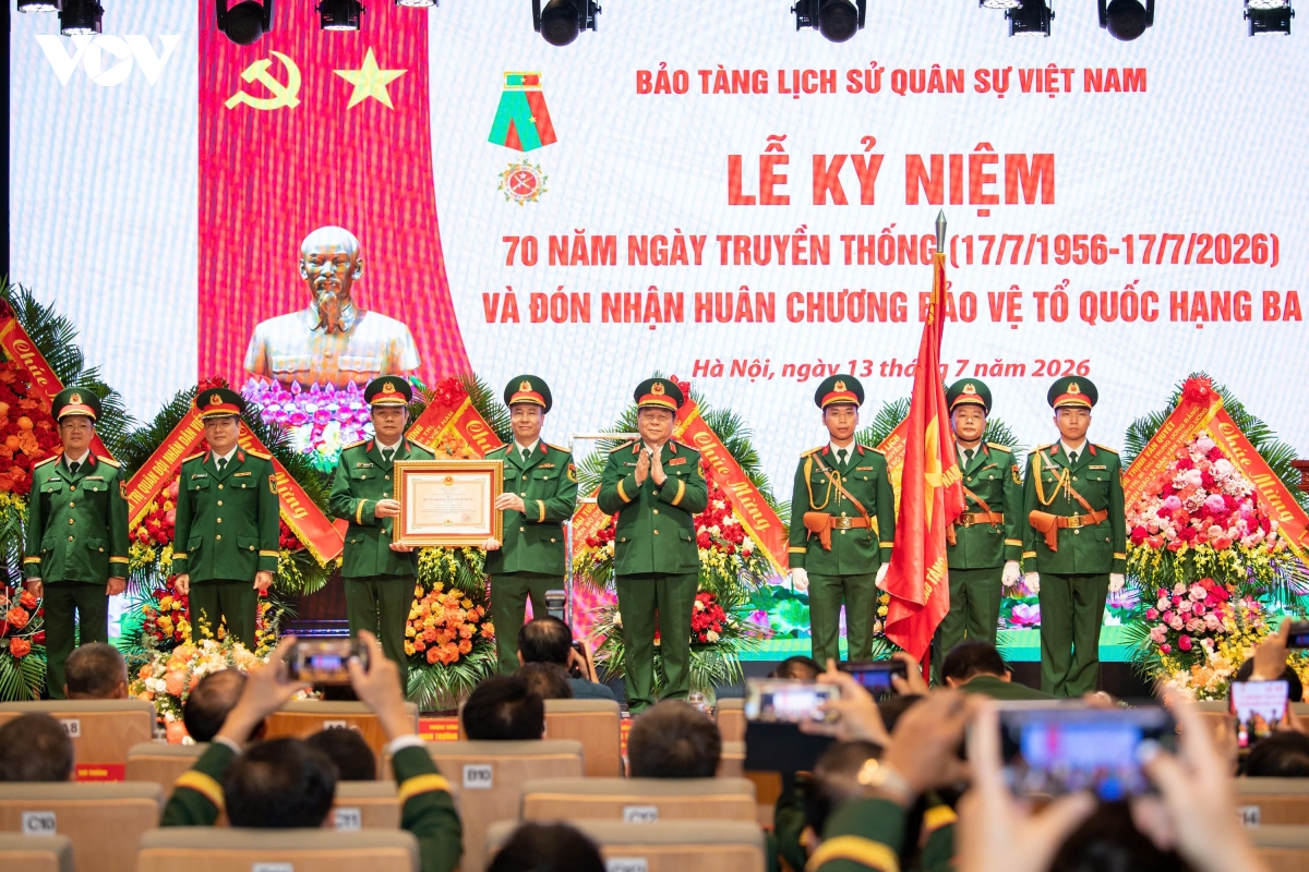 bao-tang-lich-su-quan-su-viet-nam-don-nhan-huan-chuong-bao-ve-to-quoc-hang-ba-6.jpg