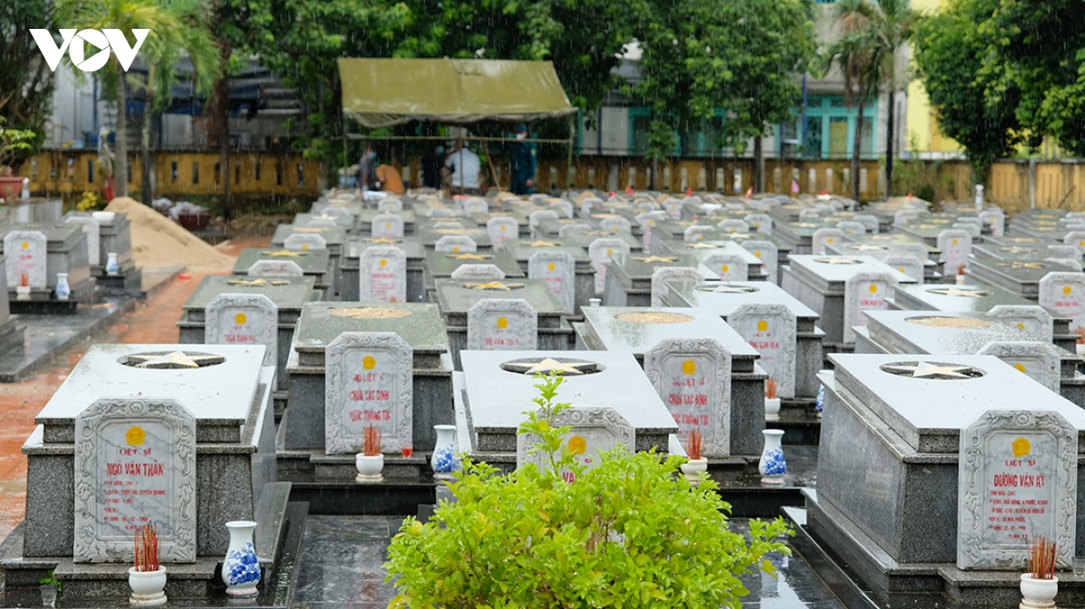 ben_canh_nhung_phan_mo_co_ten_tuoi_thi_con_rat_nhieu_liet_si_chua_xac_dinh_duoc_danh_tinh.jpg