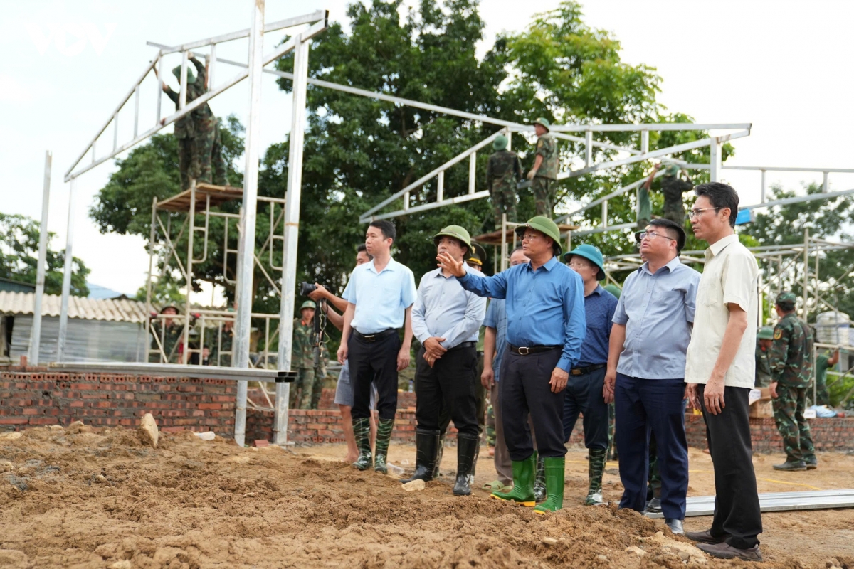 bi-thu-tinh-uy-lai-chau-kiem-tra-khu-tai-dinh-cu-cho-cac-ho-mat-toan-bo-nha-o.jpg