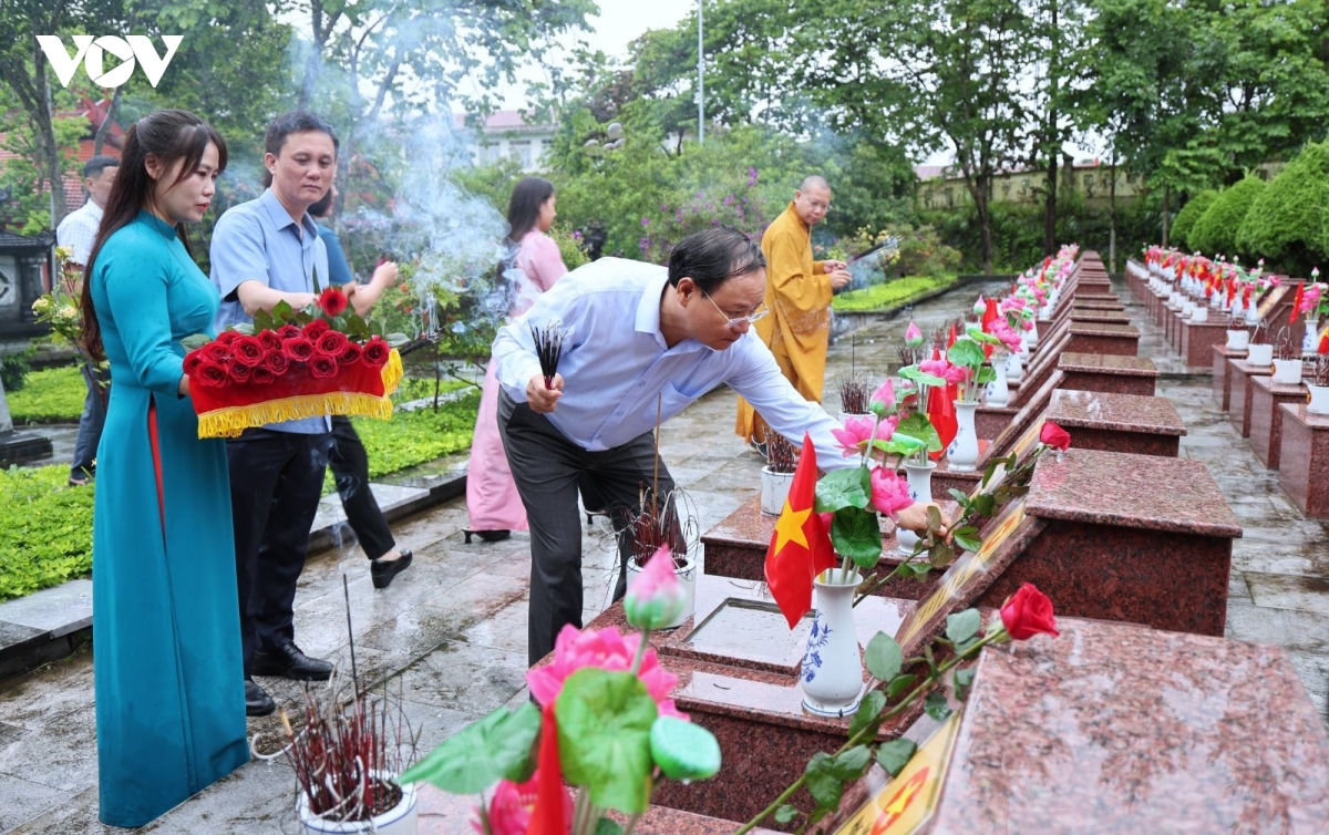 bi-thu-tinh-uy-lai-chau-le-minh-ngan-thap-huong-tuong-nho-cac-anh-hung-liet-si.jpg