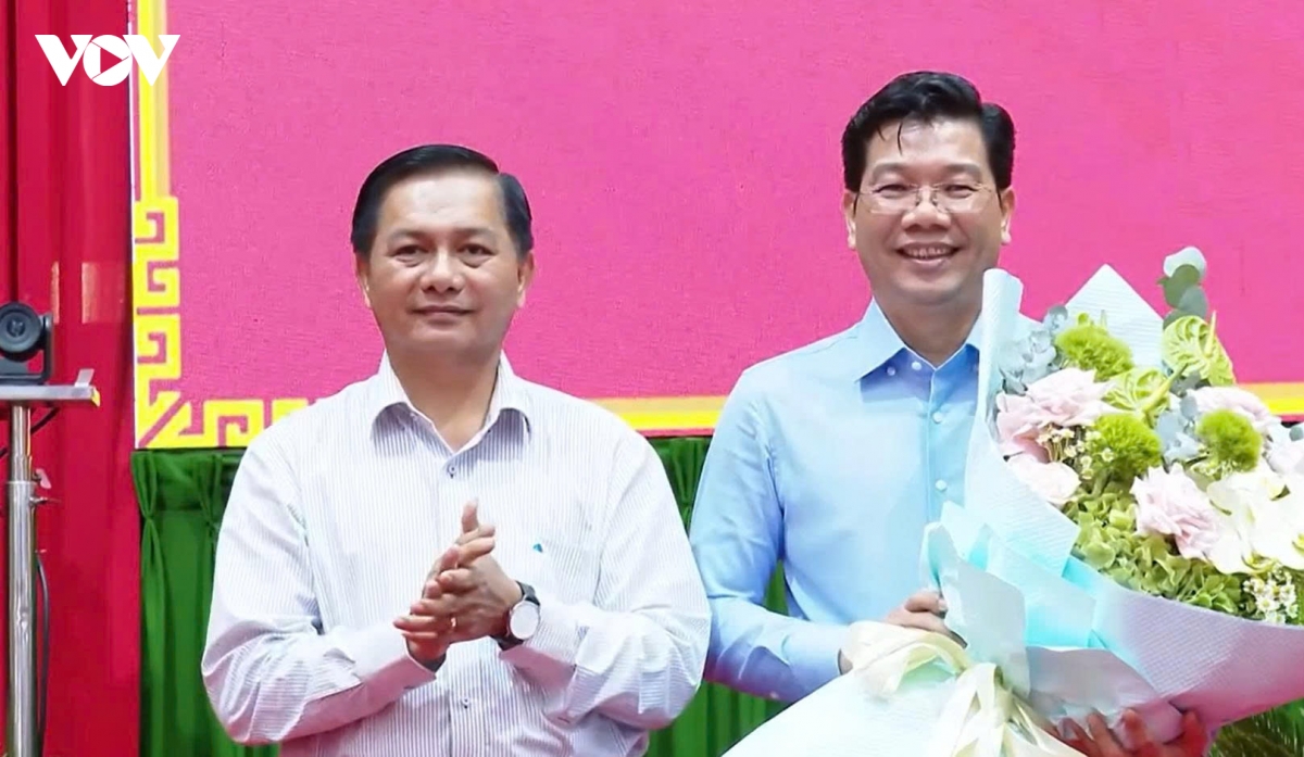 bi-thu-tinh-uy-vinh-long-tran-van-lau-tang-hoa-chuc-mung-dong-chi-nguyen-manh-hung.jpg
