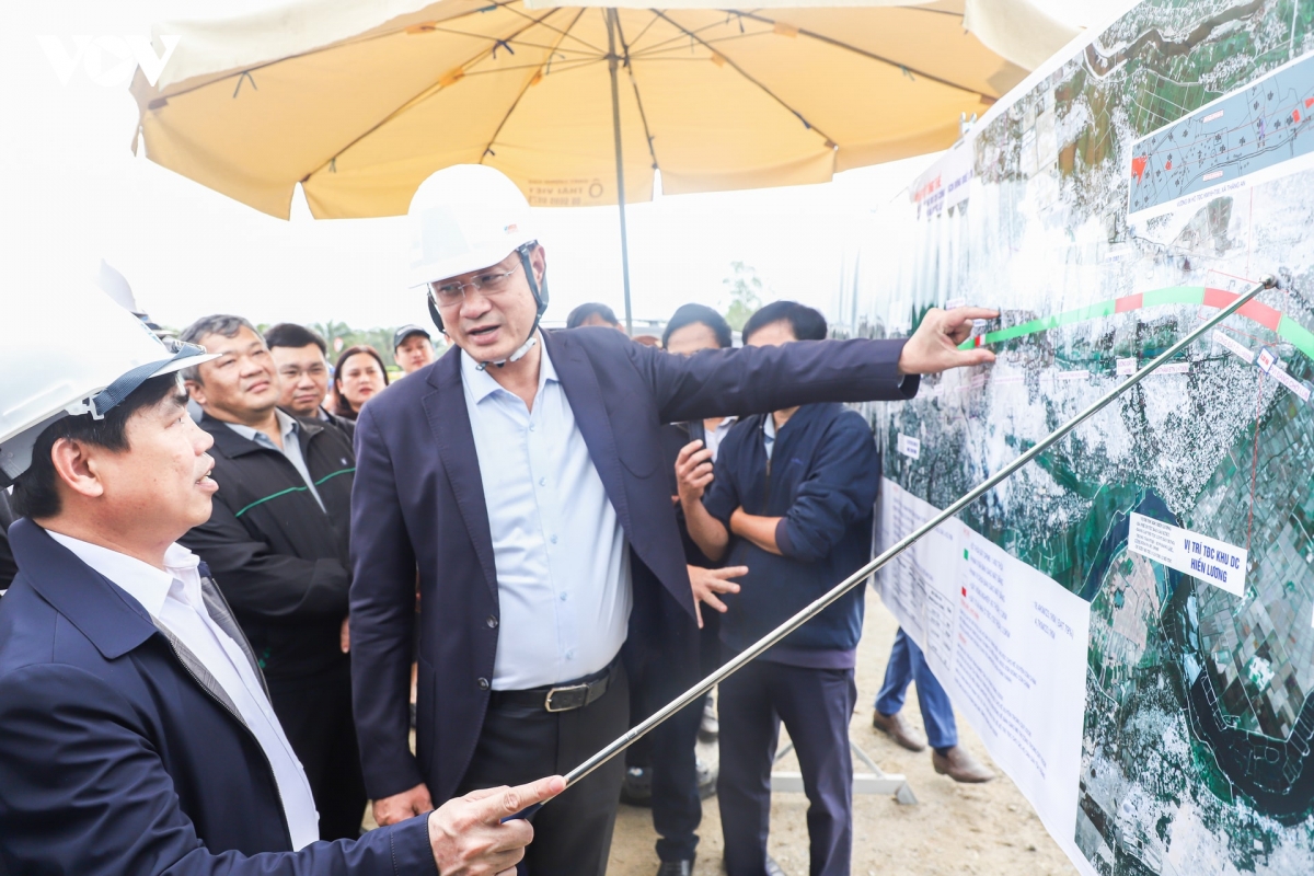 bi_thu_thanh_uy_le_ngoc_quang_kiem_tra_du_an_hoan_thien_duong_ven_bien_vo_chi_cong_20260707173730_1.jpg